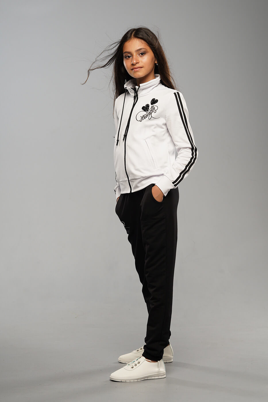 Detskij Sportivnyj Kostyum Liza Belogo Cveta5