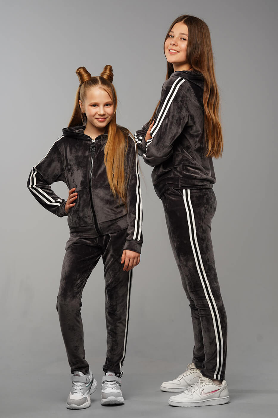 Sportivnyj Velyurovyj Kostyum Dlya Devochki Nikol Seryj.jpg