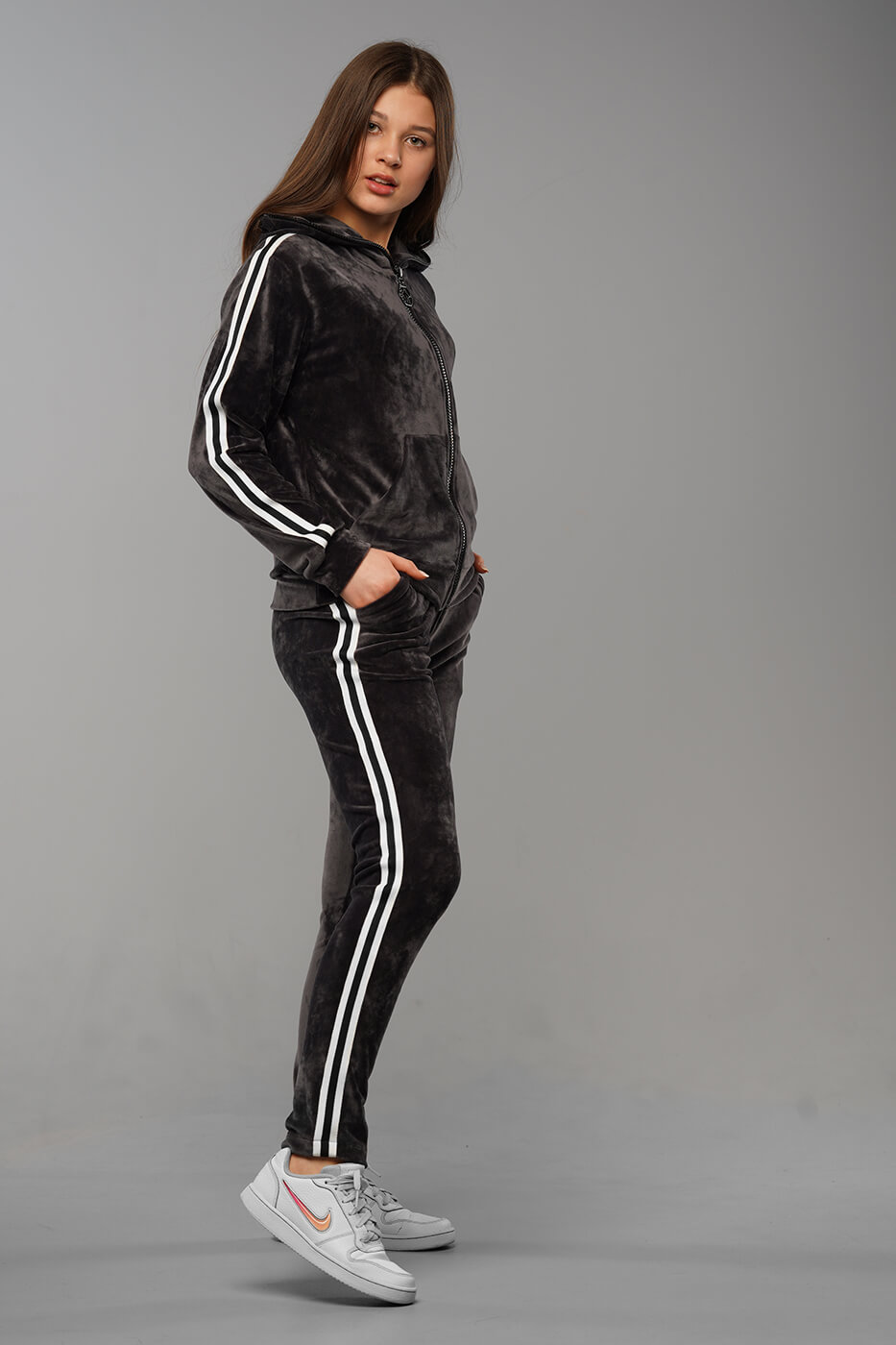 Sportivnyj Velyurovyj Kostyum Dlya Devochki Nikol Seryj1.jpg