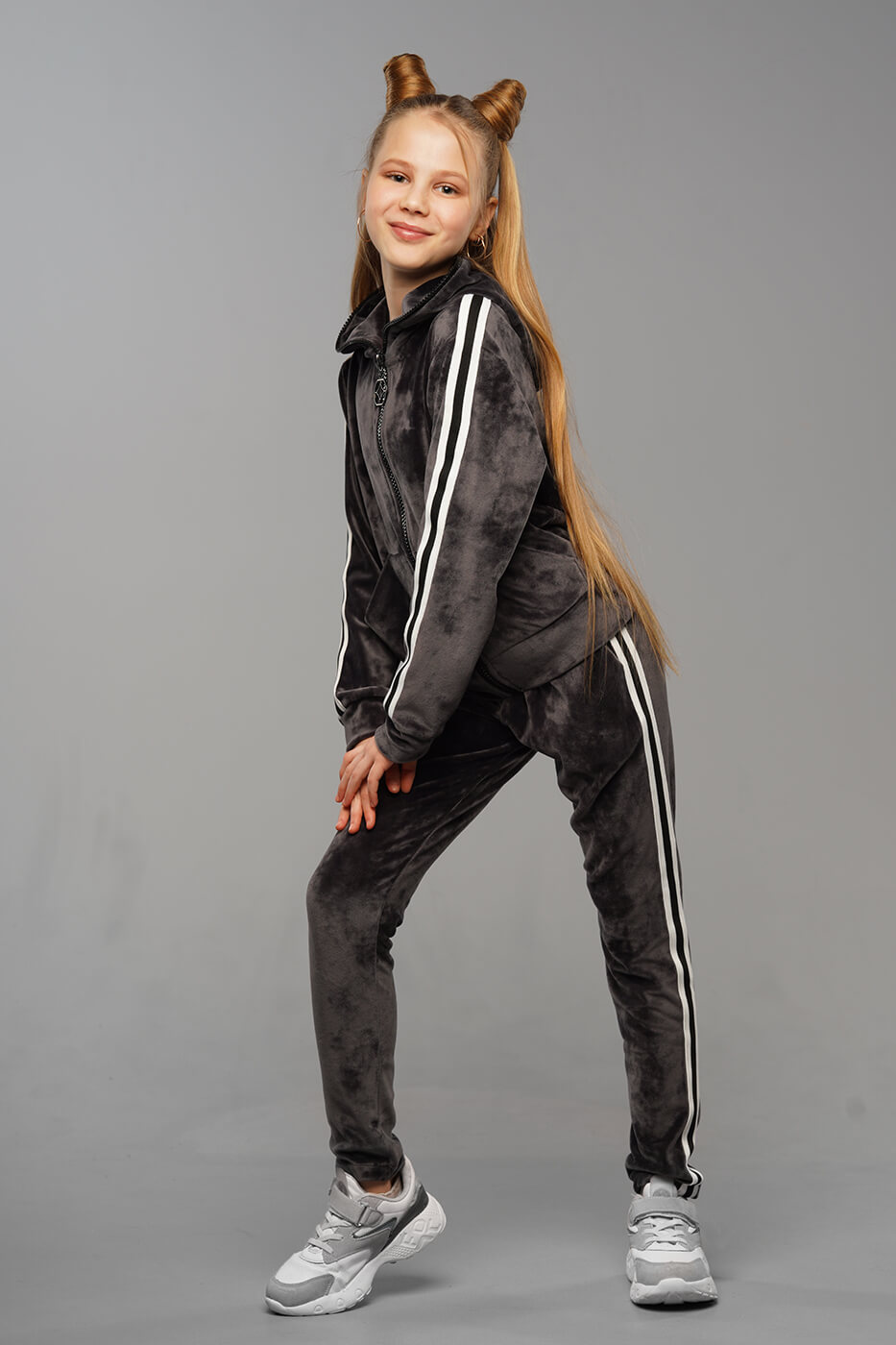 Sportivnyj Velyurovyj Kostyum Dlya Devochki Nikol Seryj3